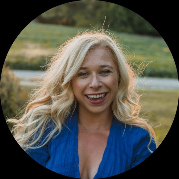 Profile Picture of Halle Steingass (@hallesteingass) on Poshmark