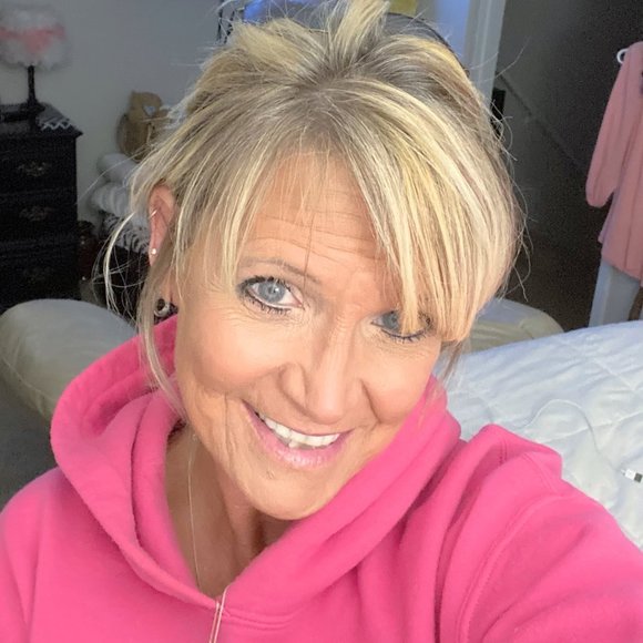 Profile Picture of Karen Koch (@furmommy44) on Poshmark