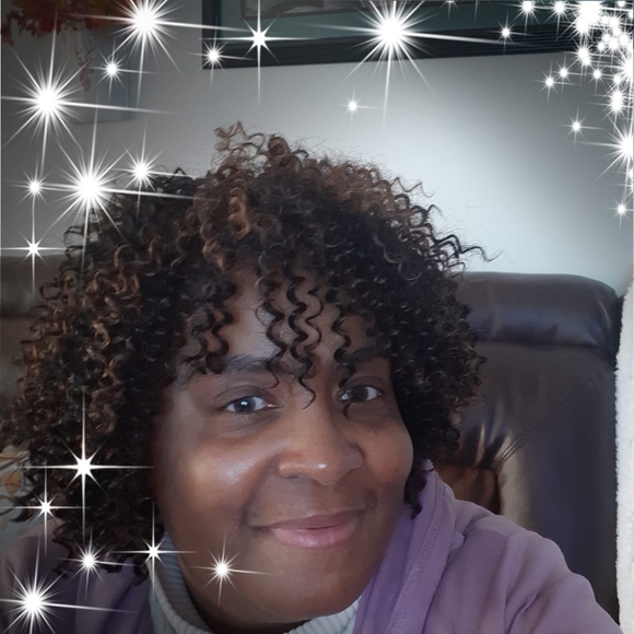 Profile Picture of Robin Willis (@robinwillis5421) on Poshmark
