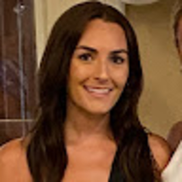 Profile Picture of Lauren Mrozowski (@laurenmrozowski) on Poshmark