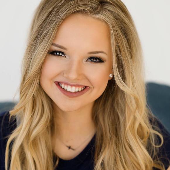 Profile Picture of Halle Vareberg (@hallevareberg) on Poshmark