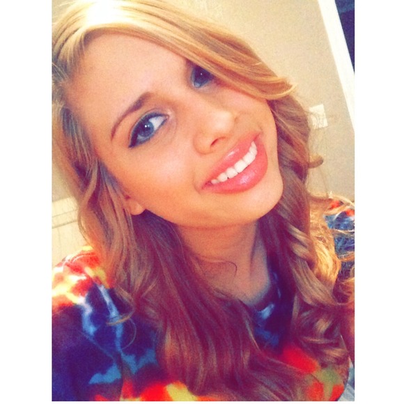 Profile Picture of Cassandra Broome (@cassiebabiee) on Poshmark