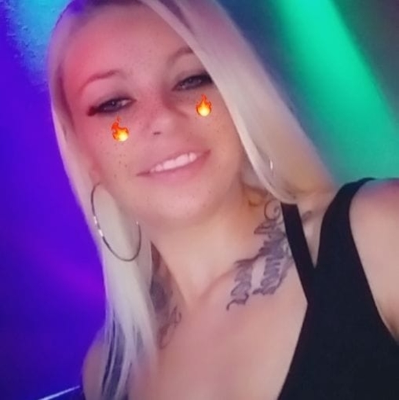 Profile Picture of Cyndi Anzures (@cyndianzures) on Poshmark