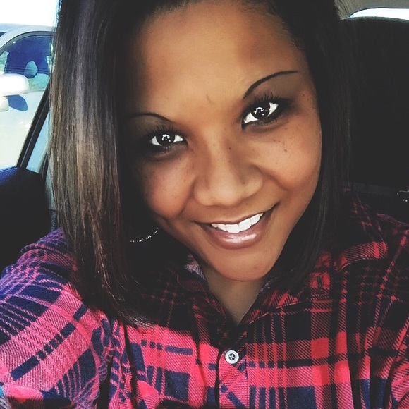 Profile Picture of Tonya Holland (@tonyaholland86) on Poshmark