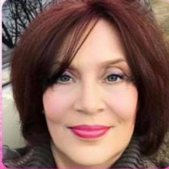 Profile Picture of Cheryl Sharp (@cherylschust) on Poshmark