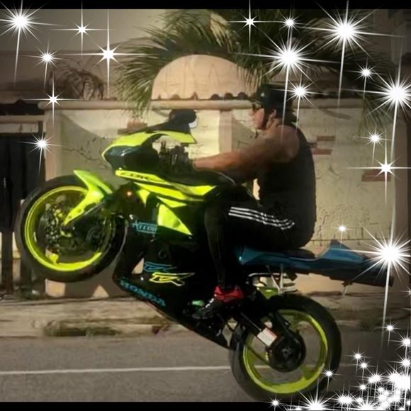 Profile Picture of Felix Fernandez (@felix_fernandez) on Poshmark