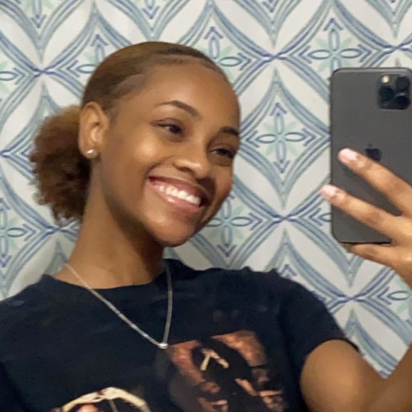 Profile Picture of Anissia James (@anissiamarie) on Poshmark