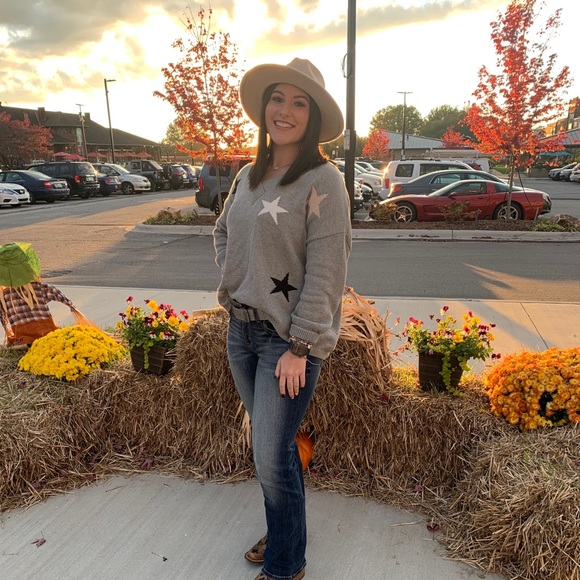 Profile Picture of Emma Rector (@emmarector_) on Poshmark