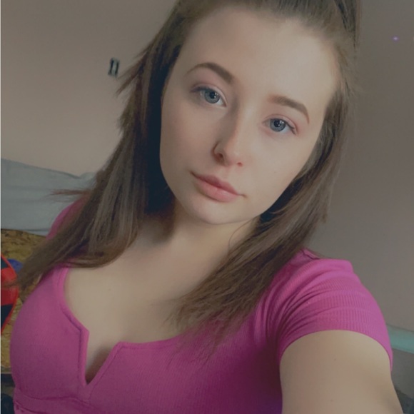 Profile Picture of Breanna Pearne (@breanna_pearne) on Poshmark