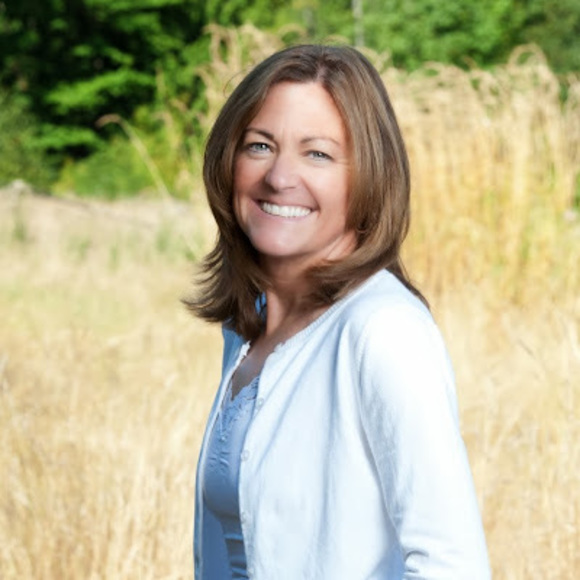 Profile Picture of Julianne Fox (@juliannefox284) on Poshmark