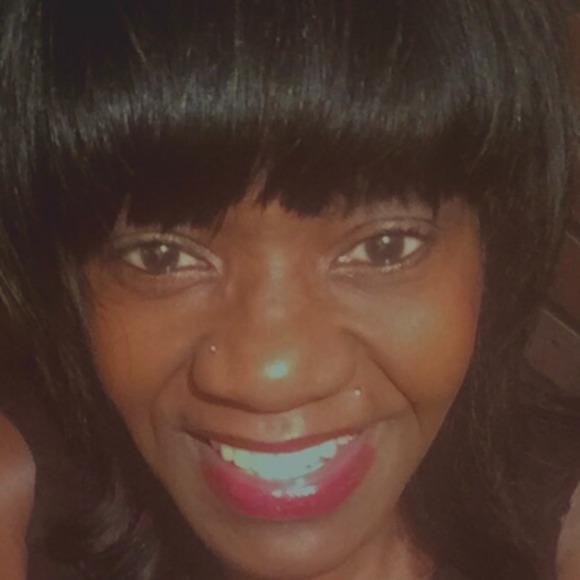 Profile Picture of Edna Roberts (@kokoa2019) on Poshmark