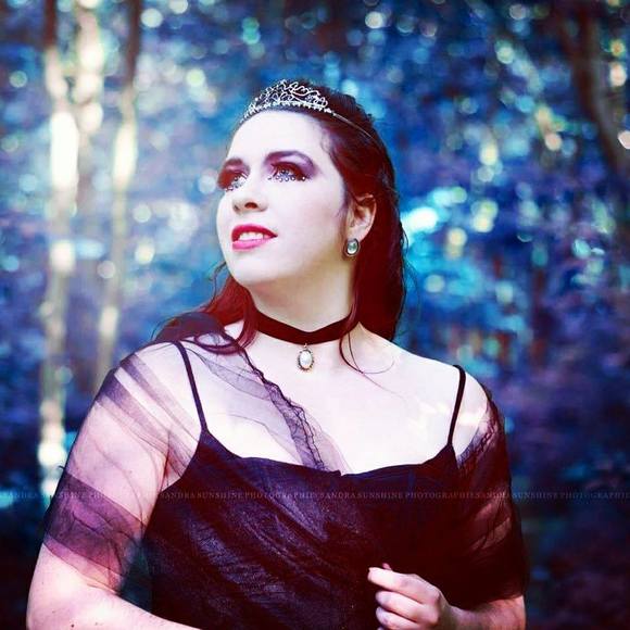 Profile Picture of Elisabeth Andrews (@ellieandrews89) on Poshmark