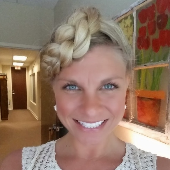 Profile Picture of Crystal Junkins (@crystallee26) on Poshmark