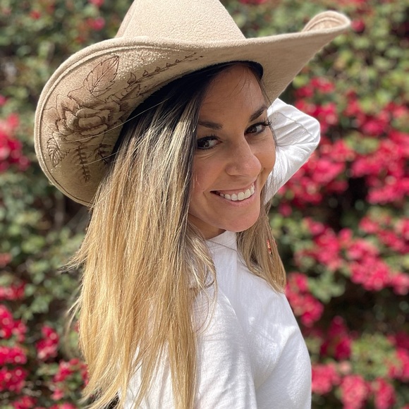 Profile Picture of Emily Cordova (@roodytoody11) on Poshmark