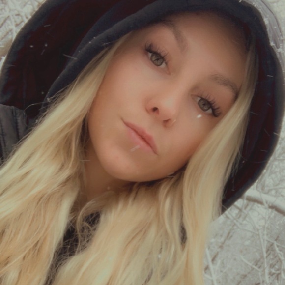 Profile Picture of Alex Reles (@ar18vs) on Poshmark