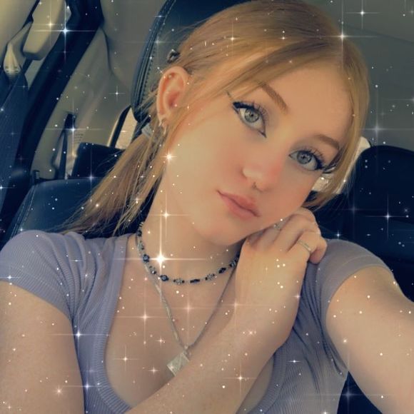 Profile Picture of Danielle Roche (@danielle_roche) on Poshmark