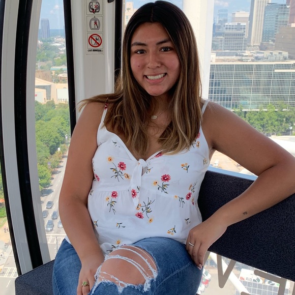 Profile Picture of Itzel Garcia (@itzelqarcia) on Poshmark