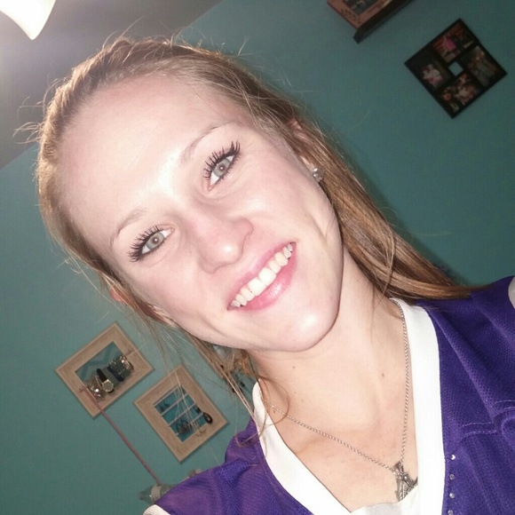 Profile Picture of Lauren Donsbach (@ldonsbach7) on Poshmark