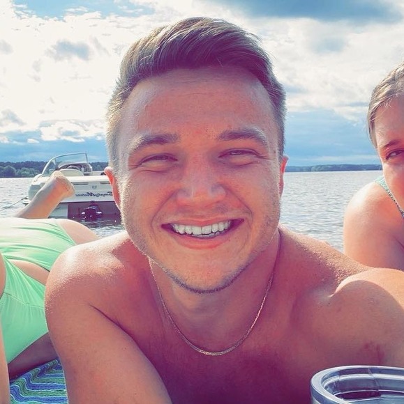 Profile Picture of Andrew Sink (@andrewsink) on Poshmark