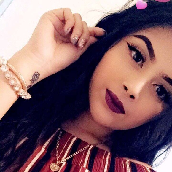 Profile Picture of Wendy Barrita (@wendy182002) on Poshmark