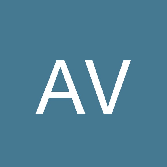 Profile Picture of Andrea Vulcu (@andrea_010_) on Poshmark