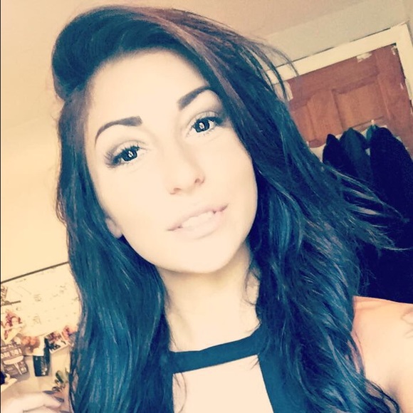 Profile Picture of Erin Gerlock (@erinnicolegerl) on Poshmark