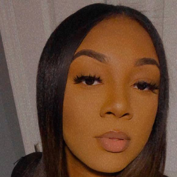 Simone Green - Poshmark Profile Picture of Simone Green (@simonedavion) on Poshmark