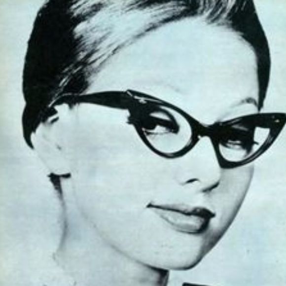 Profile Picture of Angela Lalley (@beijaflor4) on Poshmark