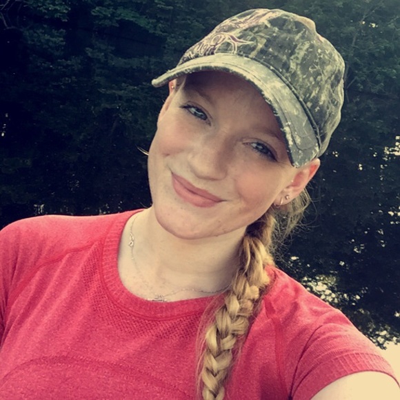 Profile Picture of Dani Thompson (@archerdt) on Poshmark