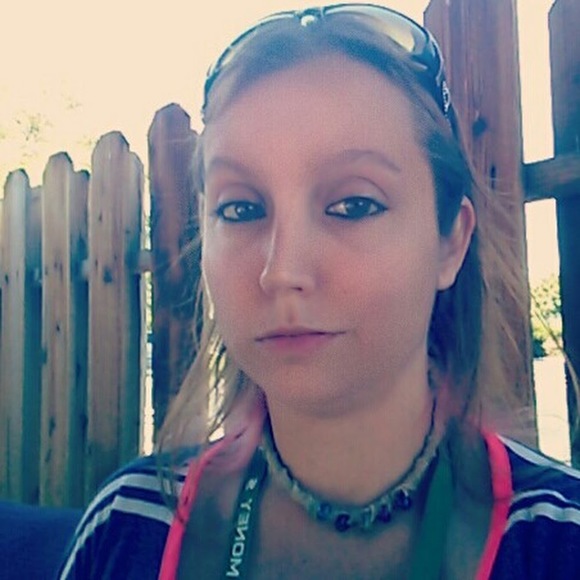 Profile Picture of Kelsey Divelbiss (@kdivelbiss0983) on Poshmark