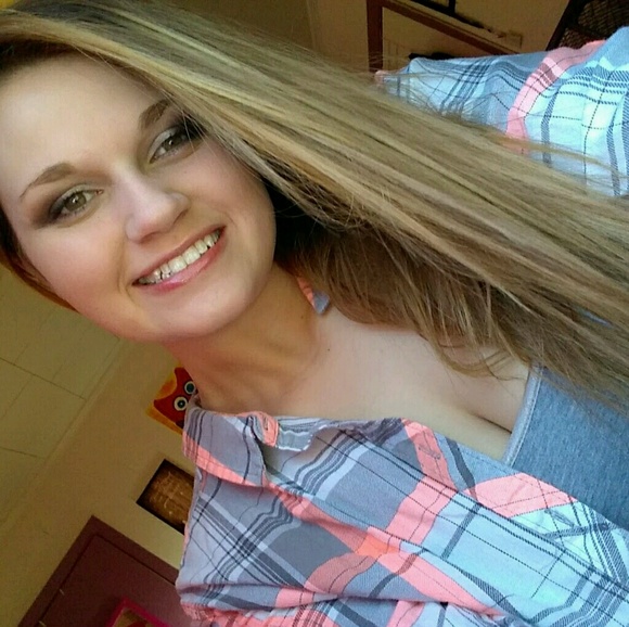 Brianna Lindsey - Poshmark Profile Picture of Brianna Lindsey (@briannal_100) on Poshmark
