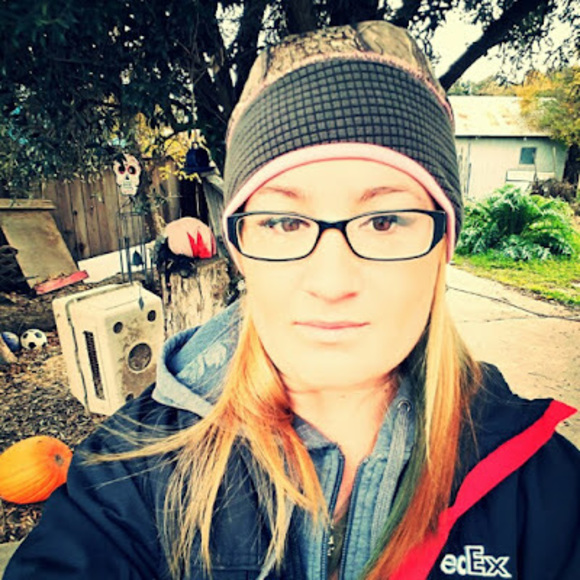 Profile Picture of Lisa Chalmers (@lisaquinones14) on Poshmark