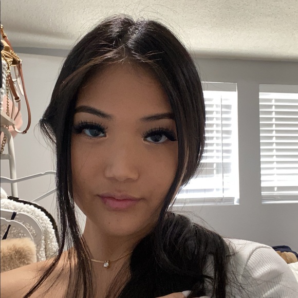 Profile Picture of Joann Nguyen (@joaannn) on Poshmark