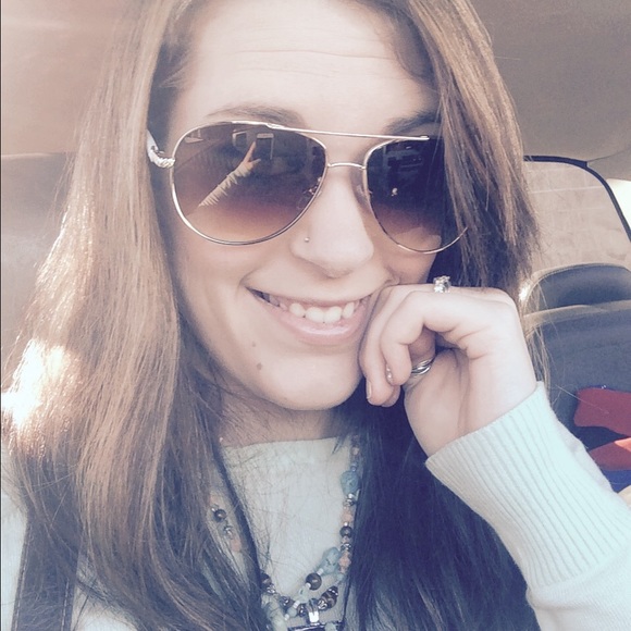 Profile Picture of Ashleigh Kernutt (@ashleighk1993) on Poshmark