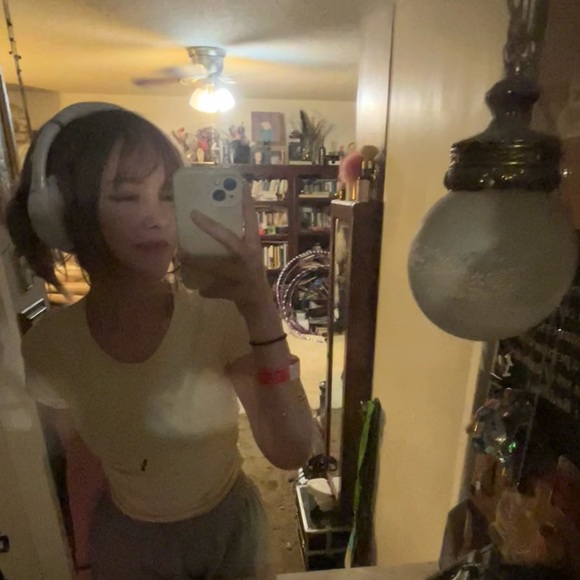 Profile Picture of Kya Converse (@pshopmeow) on Poshmark