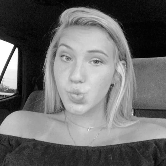 Profile Picture of Ivey Critzer (@iveycritzer) on Poshmark