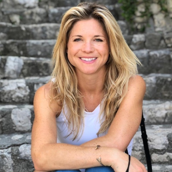 Profile Picture of Alison Labarte (@alison1532) on Poshmark