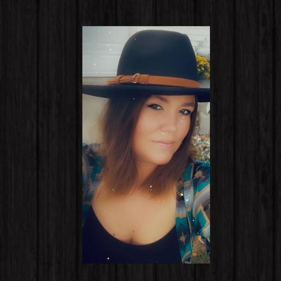 Profile Picture of Michelle Bolenbaugh (@cowgirl19822002) on Poshmark