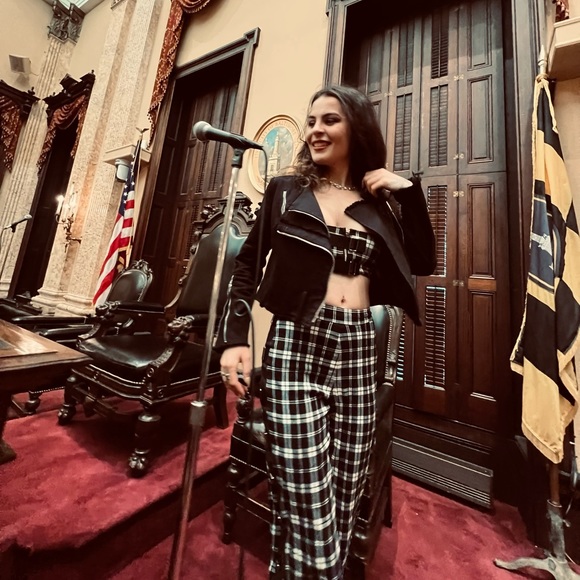 Profile Picture of Amelia Perez (@amollyia636) on Poshmark