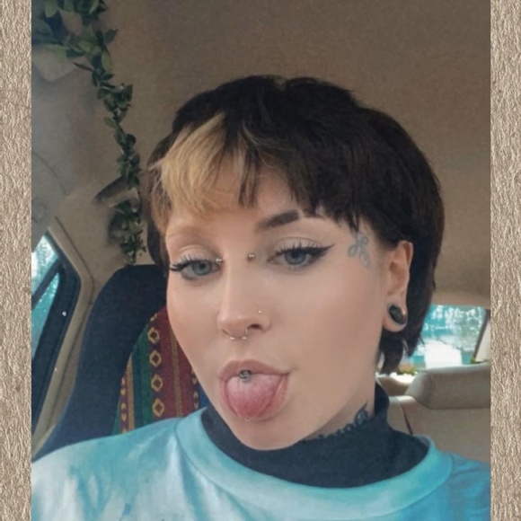 Profile Picture of Heaven Curtman (@heavencurtman) on Poshmark