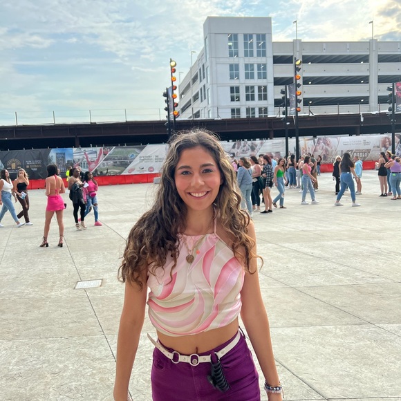 Profile Picture of Vanessa Ferreyra (@vaneferreyra) on Poshmark