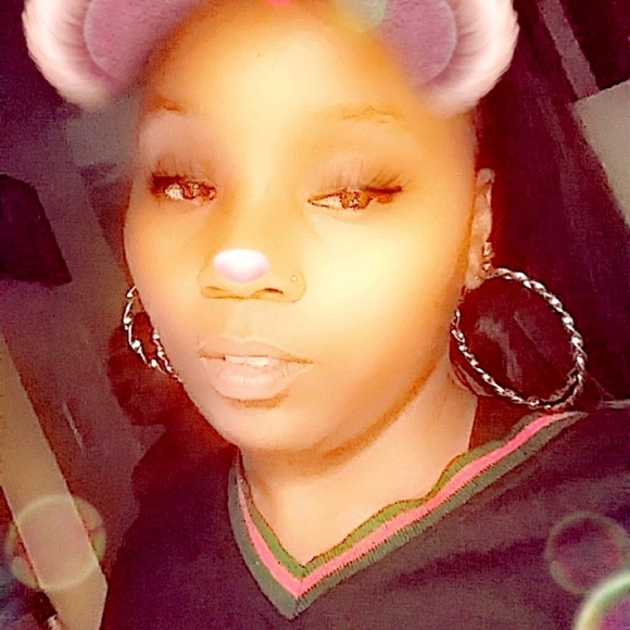 Profile Picture of Ivory Smith (@ivorysfashion) on Poshmark