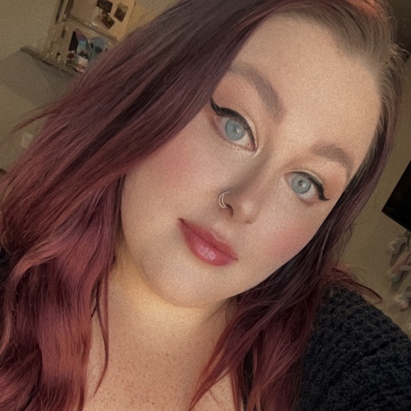 Profile Picture of Elizabeth Kusler (@ekusler143) on Poshmark