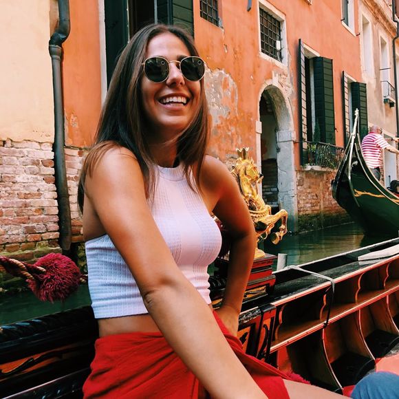 Profile Picture of Paige Sherling (@paigesherling) on Poshmark