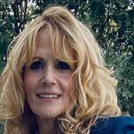 Profile Picture of Claudia Harker Deschaine (@claudialovesart) on Instagram