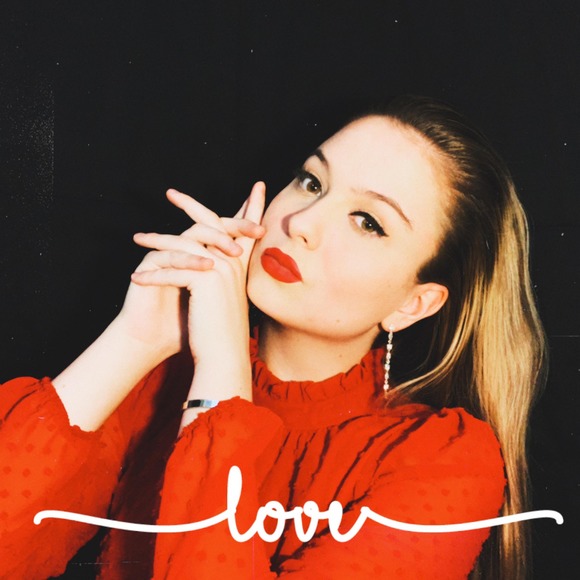 Profile Picture of Aimee Richards (@aimeerichard968) on Poshmark