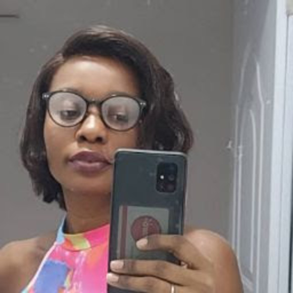 Profile Picture of Joslaine (@julotjos90) on Poshmark