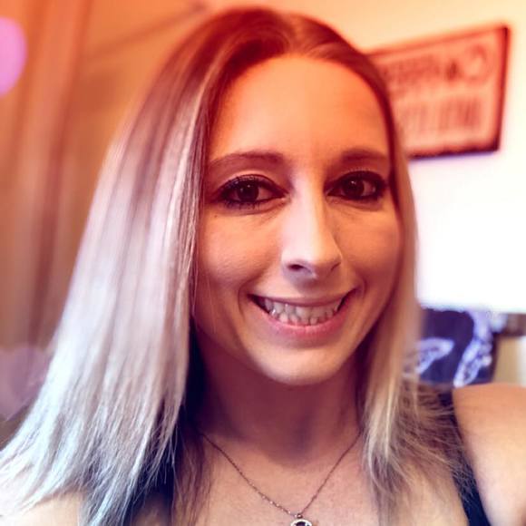 Profile Picture of Amber Weeg (@ajweeg) on Poshmark