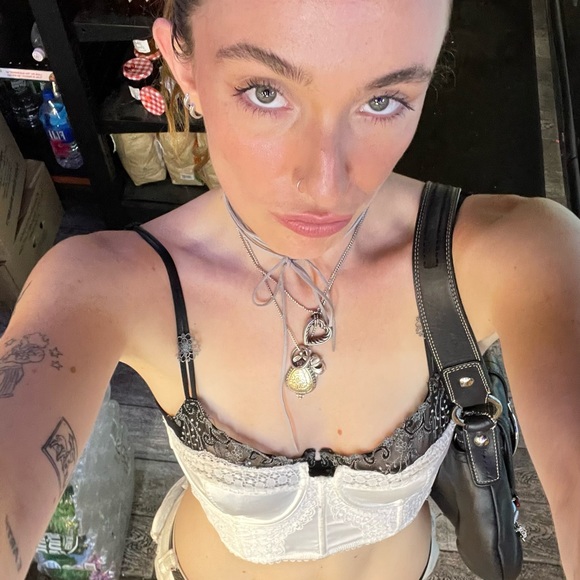 Profile Picture of Arielle Brochin (@aribrochin) on Poshmark