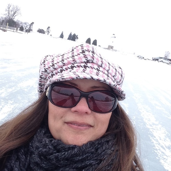 Profile Picture of Jodie Voight (@fivejazecharter) on Poshmark